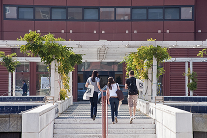 Studenti camminano nel campus dell'università bicocca