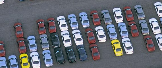 Fila di macchine parcheggiate