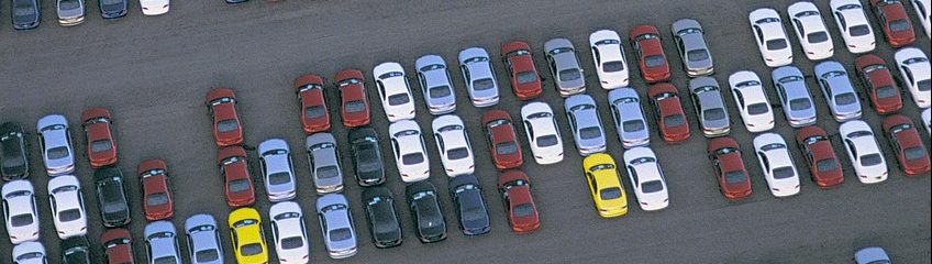 Fila di macchine parcheggiate