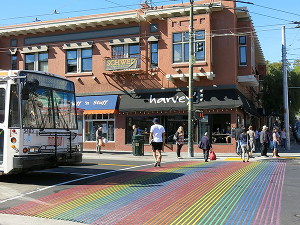 Castro San Francisco, strisce arcobaleno sulla strada
